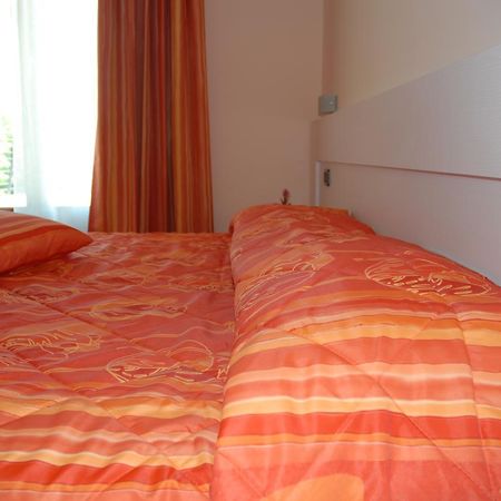 Hotel Flaminio Tavernelle Serrungarina Habitación foto
