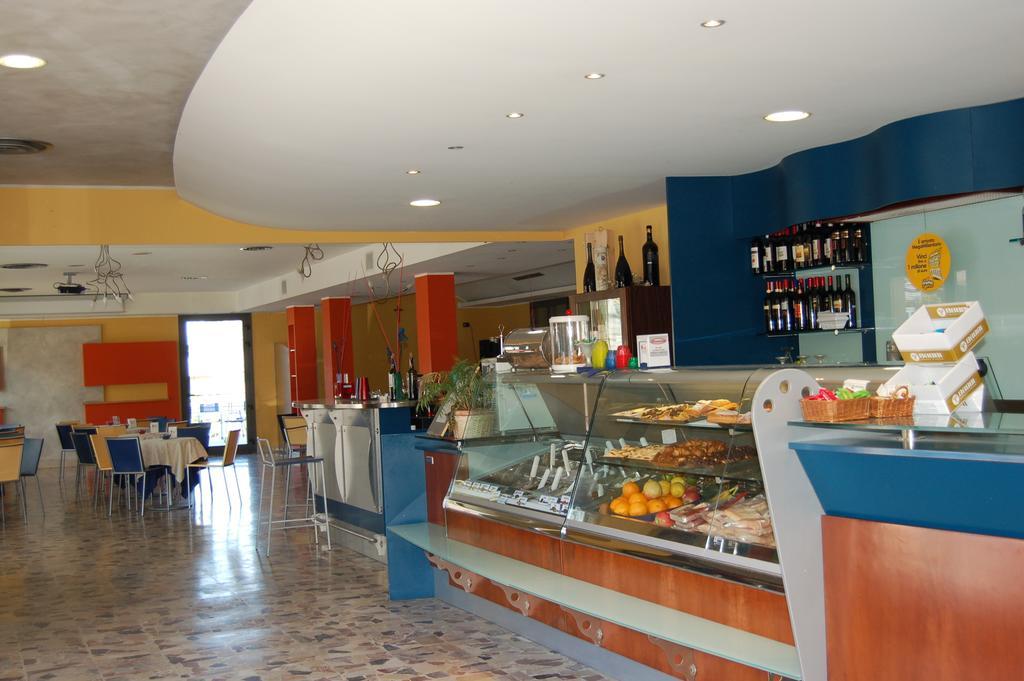 Hotel Flaminio Tavernelle Serrungarina Exterior foto