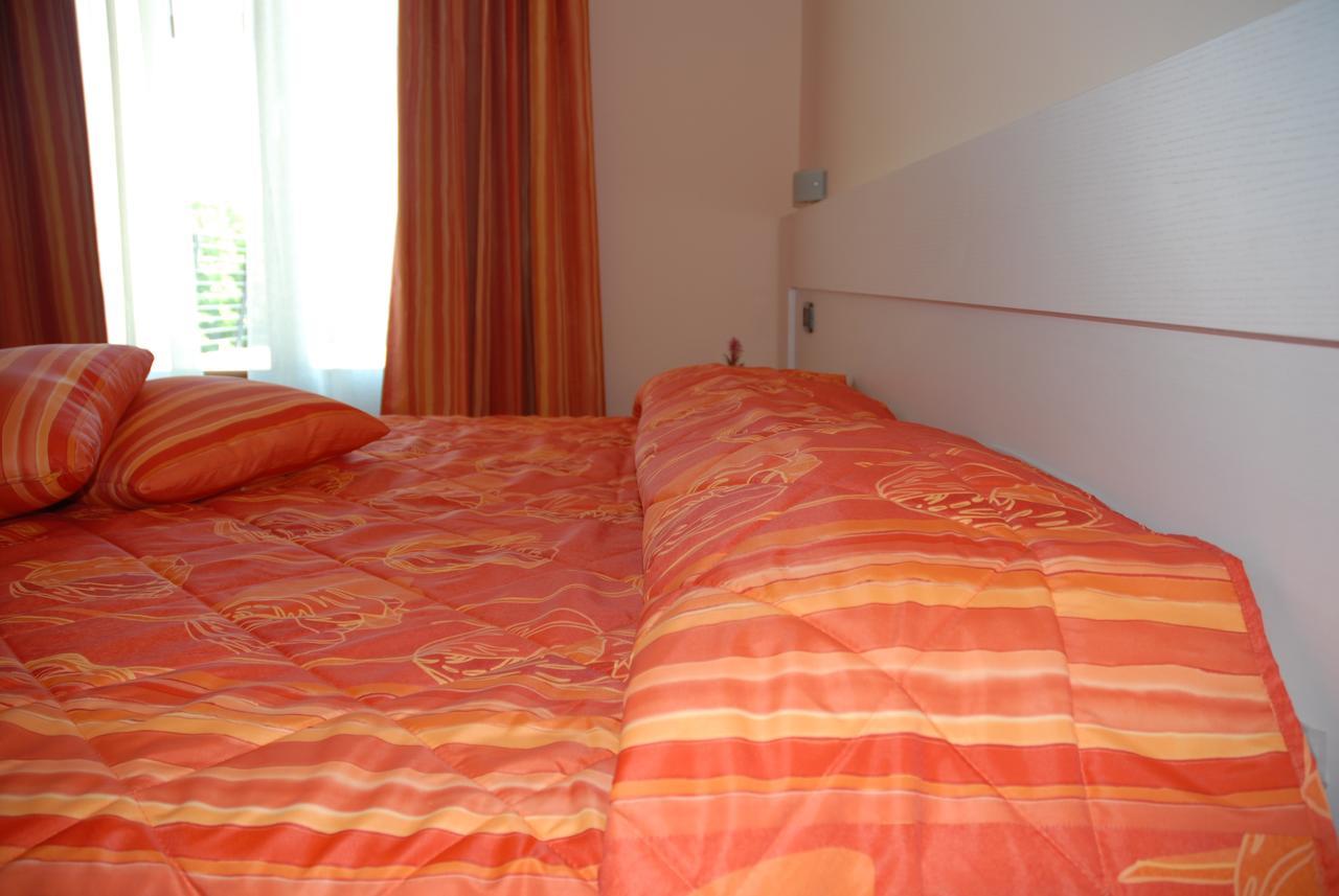 Hotel Flaminio Tavernelle Serrungarina Habitación foto